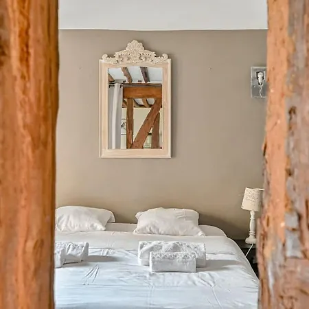 Apartment Grand 2 Pieces Typique Du Marais Paris