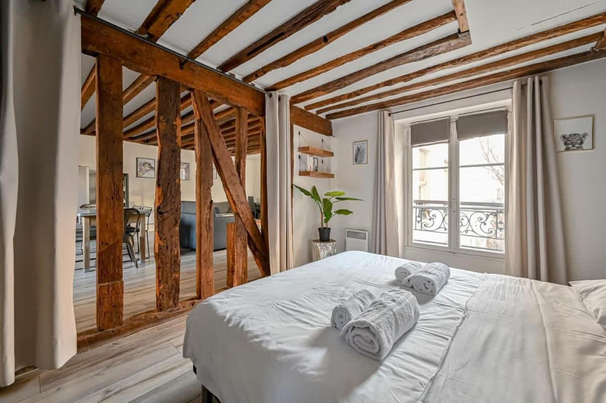 Grand 2 Pieces Typique Du Marais Apartment Paris
