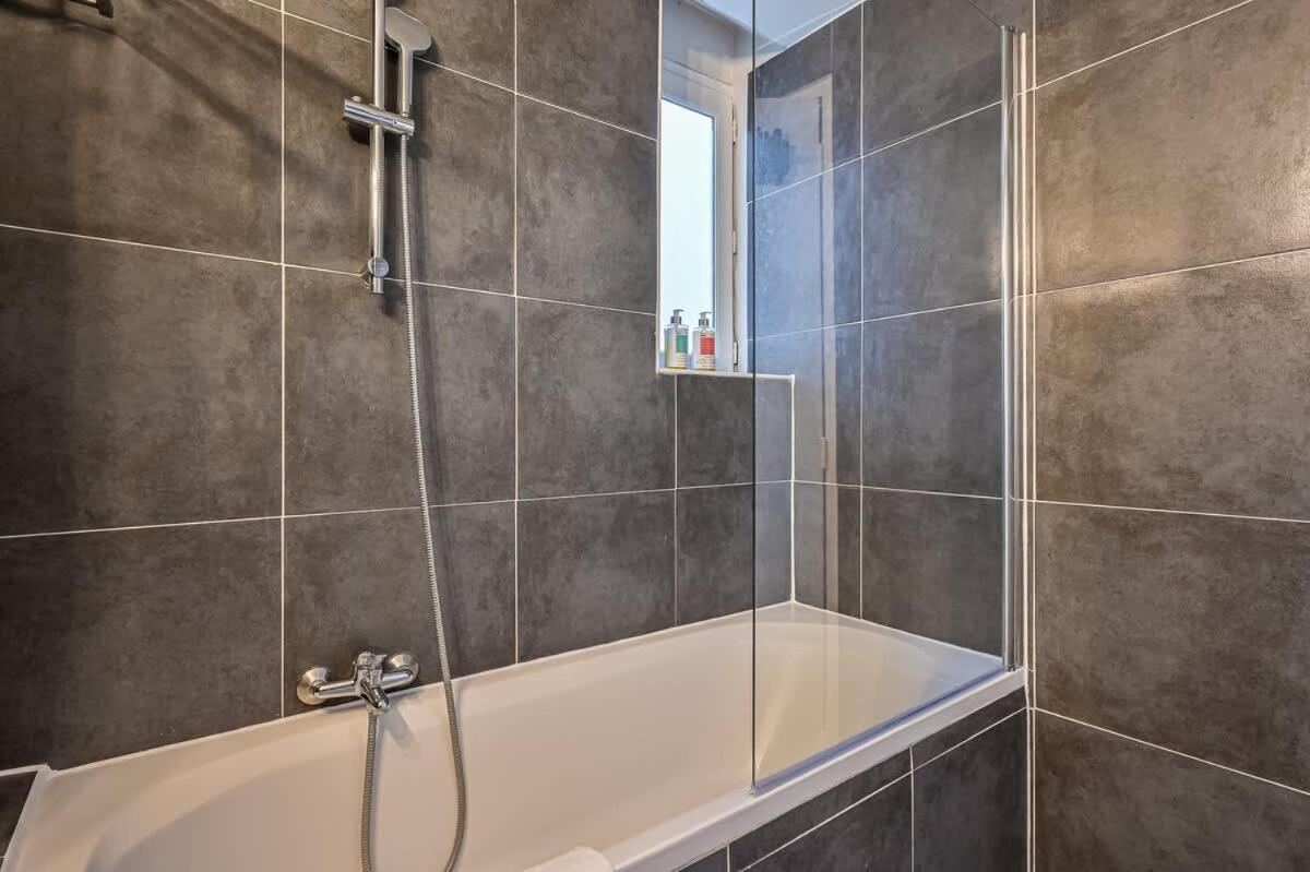 Grand 2 Pieces Typique Du Marais Apartment *